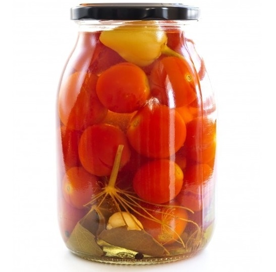 Tomates salées pour l'hiver en canettes