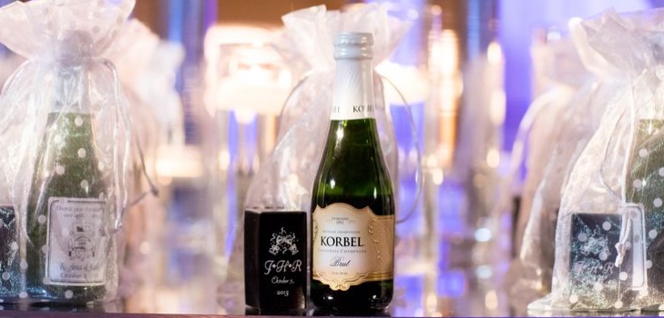 Décorer le champagne de mariage avec vos propres mains