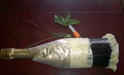 Décorer le champagne de mariage avec vos propres mains