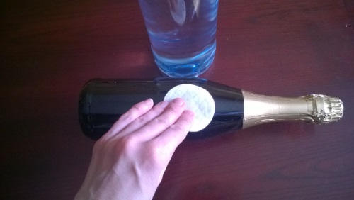 Décorer le champagne de mariage avec vos propres mains
