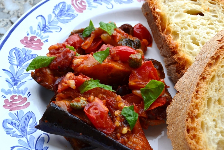 Aubergines à la sauce tomate avec de l'ail pour l'hiver: Conservation de Prescription photo