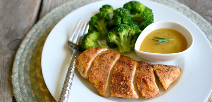 Recette rapide: filet de poulet dans une chapelure d'amandes avec sauce moutarde-miel