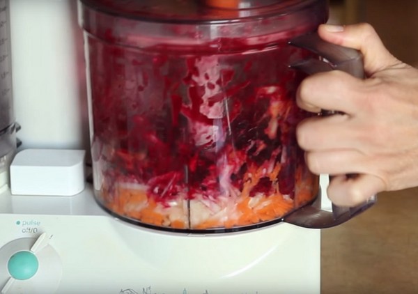 Borsch pour l'hiver en canettes, recettes pour préparations à base de betteraves et chou, pâte de tomate et sans elle