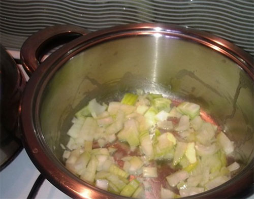 Trancher les oignons et les carottes