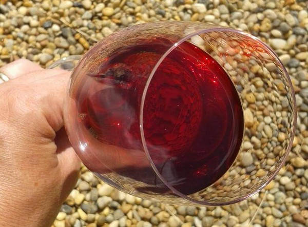 Le vin de cerise maison, une recette simple avec de la vodka, sans levure. Comment faire du vin de cerise à la maison avec un gant