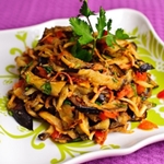 Comment faire une salade d'aubergines frites avec des tomates Photo d'une recette de salade d'aubergines frites avec des tomates