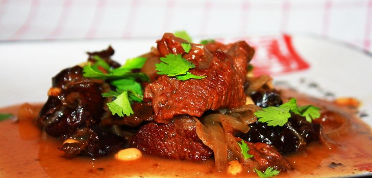 Recette de bœuf aux pruneaux dans le multivark - étape par étape avec la photo