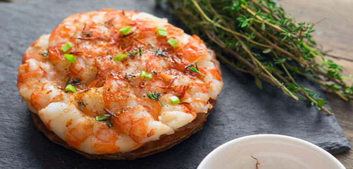 Idée pour le déjeuner: mini pizza épicée aux crevettes