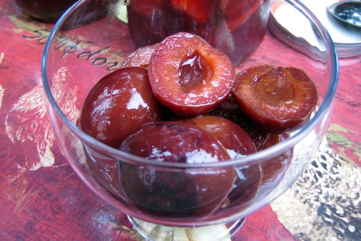 Comment mariner les prunes pour l'hiver - recette de cuisine photo
