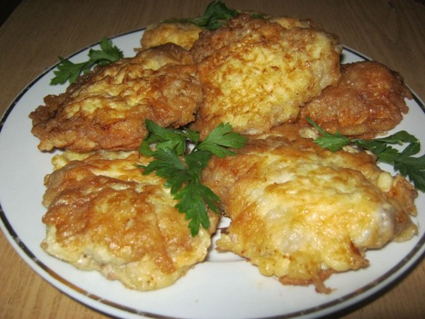 côtelettes dans une assiette
