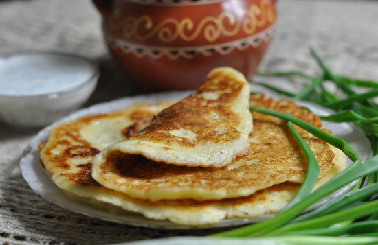 Comment faire cuire des crêpes sur le yaourt - les meilleures recettes avec une photo