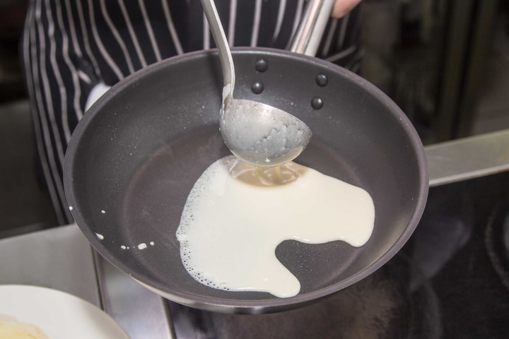 Comment faire cuire des crêpes sur le yaourt - les meilleures recettes avec une photo