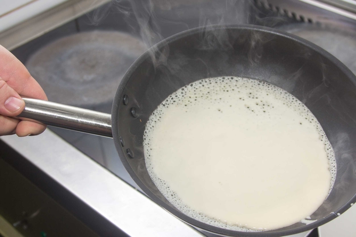 Comment faire cuire des crêpes sur le yaourt - les meilleures recettes avec une photo