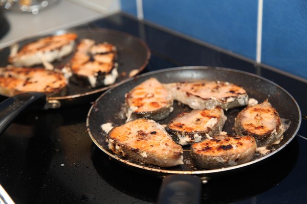 Comment faire cuire le saumon rose? Recettes de saumon rose juteux et doux au four avec crème sure