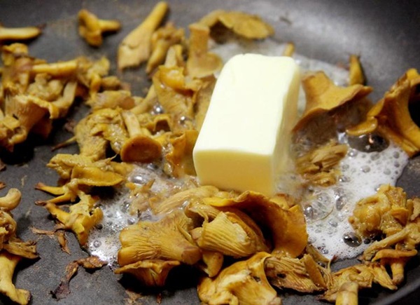 Comment faire cuire les chanterelles dans une poêle à frire