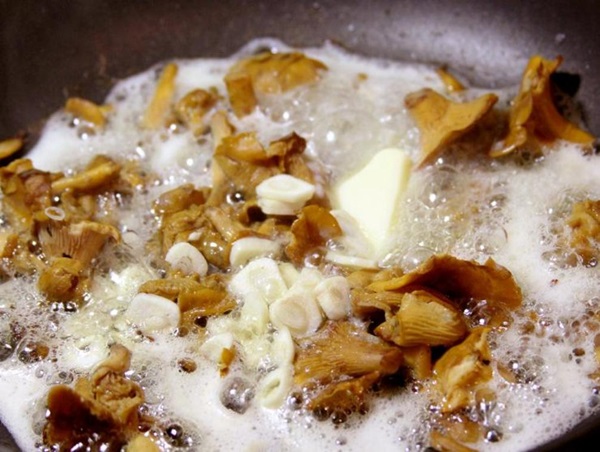 Comment faire cuire les chanterelles dans une poêle à frire