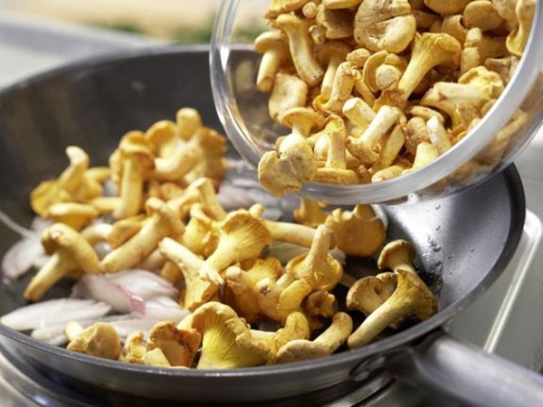 Comment faire cuire les chanterelles dans une poêle à frire