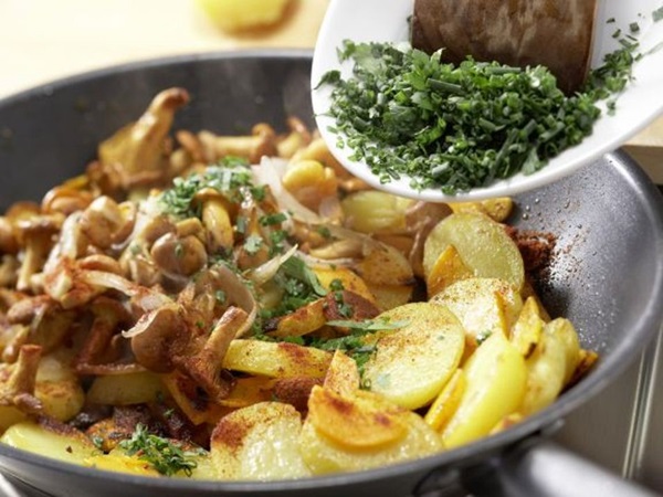 Comment faire cuire les chanterelles dans une poêle à frire