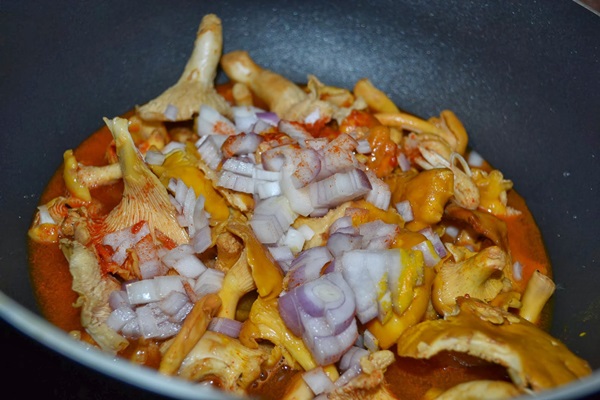 Comment faire cuire les chanterelles dans une poêle à frire
