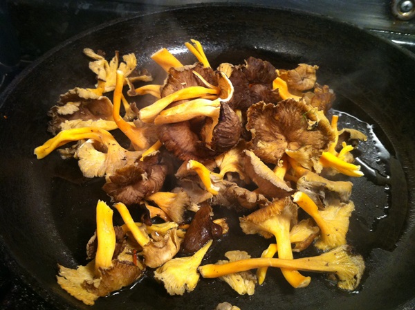 Comment faire cuire les chanterelles dans une poêle à frire