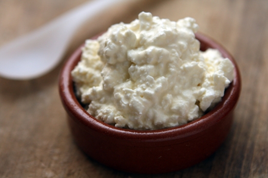 Comment faire cuire le fromage cottage à partir du lait à la maison