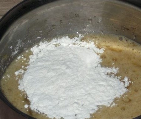 Comment faire une crème pour le capkake: crème pâtissière, fromage et crème de lait condensé, une recette avec une photo