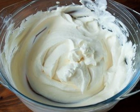 Comment faire une crème pour le capkake: crème pâtissière, fromage et crème de lait condensé, une recette avec une photo