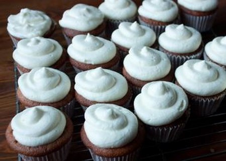Comment faire une crème pour le capkake: crème pâtissière, fromage et crème de lait condensé, une recette avec une photo