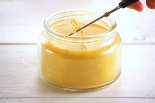 Comment faire des bougies inhabituelles de la cire d'abeille avec vos propres mains