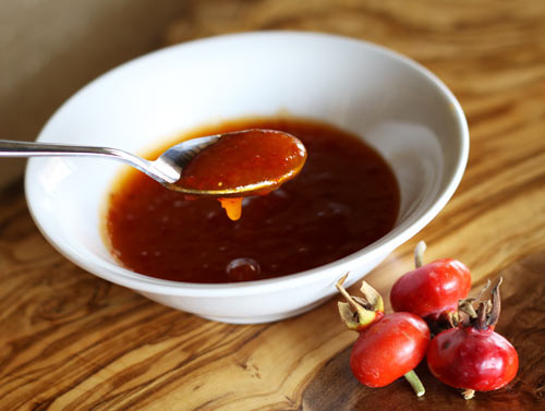 Comment préparer de la confiture à partir d'un églantier pour l'hiver: la recette d'une collation de cinq minutes