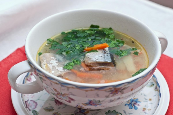 Soupe de saury en conserve: recettes savoureuses et utiles