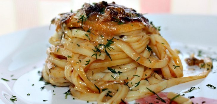 Recette de nids savoureux de MACFFA avec de la viande hachée et de la tomate