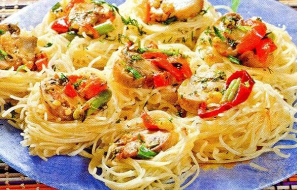 Recette de nids savoureux de MACFFA avec de la viande hachée et de la tomate
