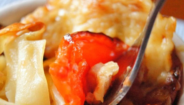 Recette de nids savoureux de MACFFA avec de la viande hachée et de la tomate