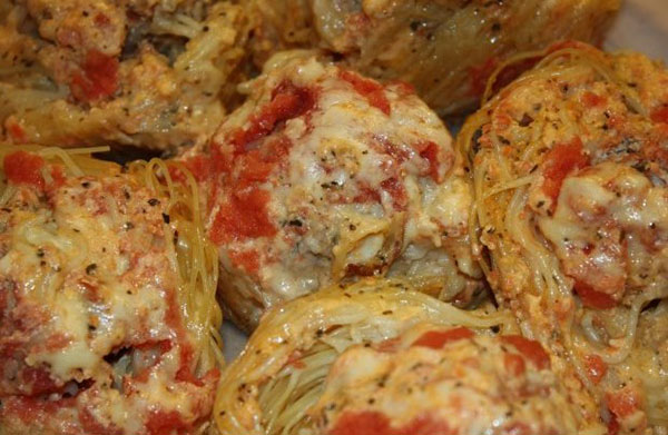 Recette de nids savoureux de MACFFA avec de la viande hachée et de la tomate