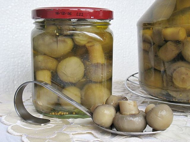 Champignons marinés pour l'hiver, recette classique Champignons marinés pour l'hiver, recette classique