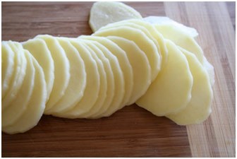 pommes de terre uniformément tranchées nous coupons des pommes de terre