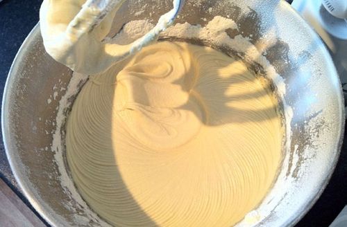 La recette pour un cupcake délicieux et inhabituel dans un multivark - étape par étape avec la photo