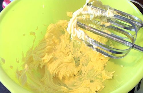La recette pour un cupcake délicieux et inhabituel dans un multivark - étape par étape avec la photo
