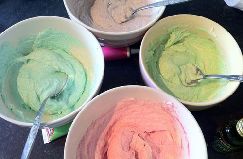 La recette pour un cupcake délicieux et inhabituel dans un multivark - étape par étape avec la photo