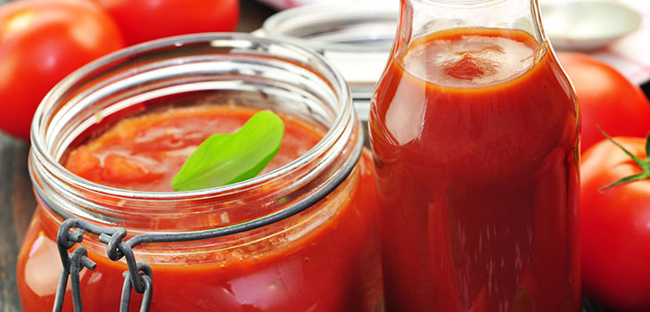 Ketchup à la main de tomates: des recettes étape par étape pour récolter l'hiver