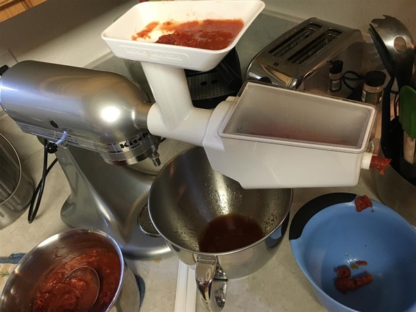 Ketchup à la main de tomates: des recettes étape par étape pour récolter l'hiver
