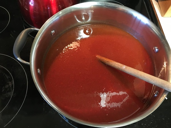Ketchup à la main de tomates: des recettes étape par étape pour récolter l'hiver