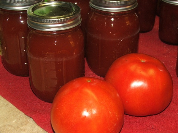 Ketchup à la main de tomates: des recettes étape par étape pour récolter l'hiver