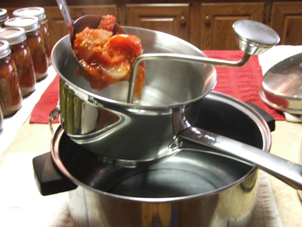 Ketchup à la main de tomates: des recettes étape par étape pour récolter l'hiver