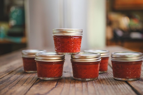 Ketchup à la main de tomates: des recettes étape par étape pour récolter l'hiver