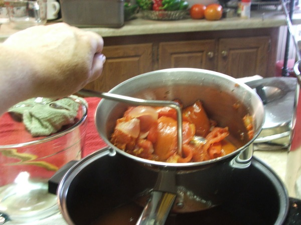 Ketchup à la main de tomates: des recettes étape par étape pour récolter l'hiver