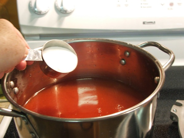 Ketchup à la main de tomates: des recettes étape par étape pour récolter l'hiver