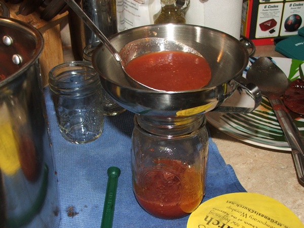 Ketchup à la main de tomates: des recettes étape par étape pour récolter l'hiver