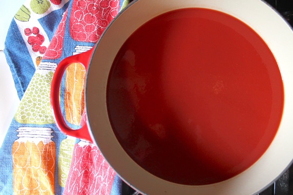 Ketchup à la main de tomates: des recettes étape par étape pour récolter l'hiver